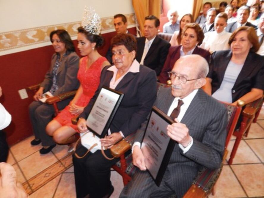 Reconocen trayectoria de maestra y pintor