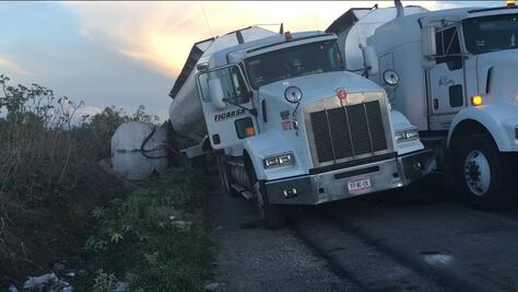 Vuelca tráiler por distracción de conductor