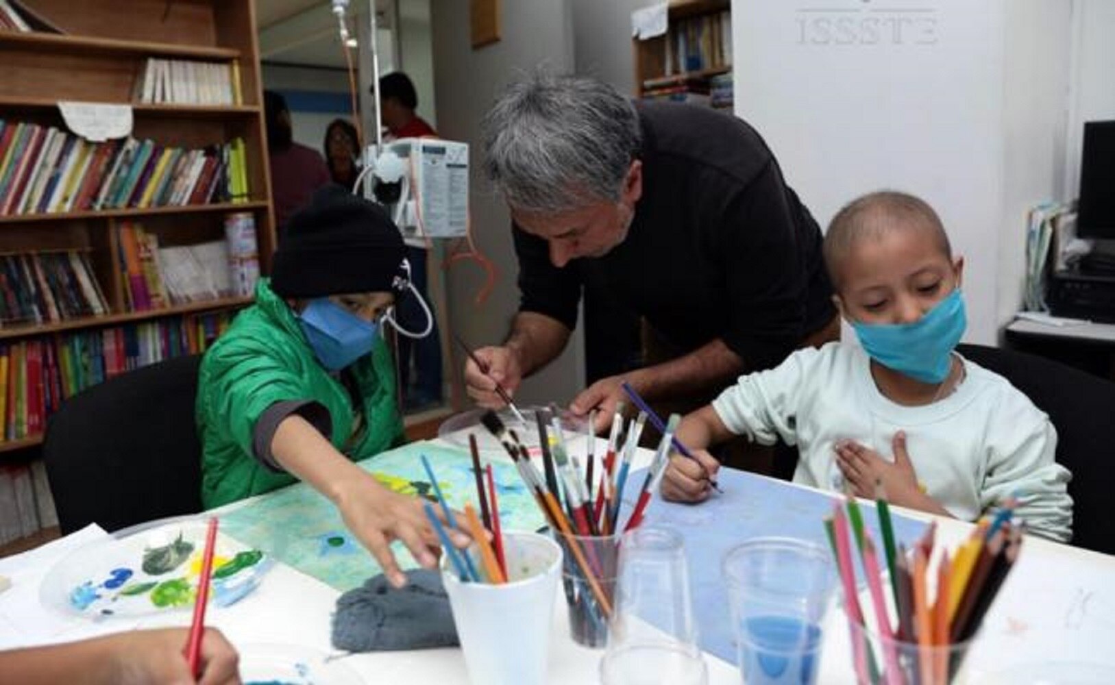 Lanzan guía para que padres conozcan y detecten el cáncer infantil