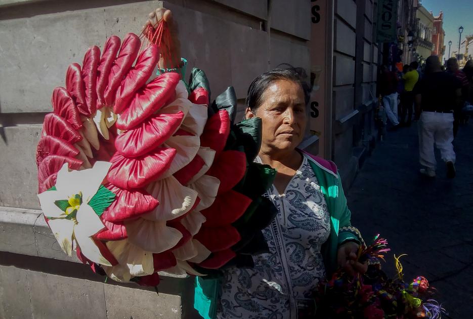 #NuestrasHistorias: Esferas, luces y coronas lucen en plazas y jardines