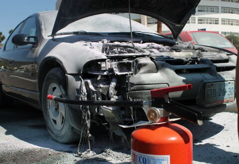 Arde auto estacionado frente a Centro Cívico