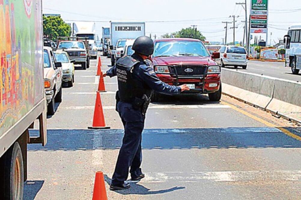 Incautan 68 armas en operativo carretero