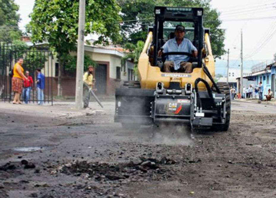 Atienden vías dañadas