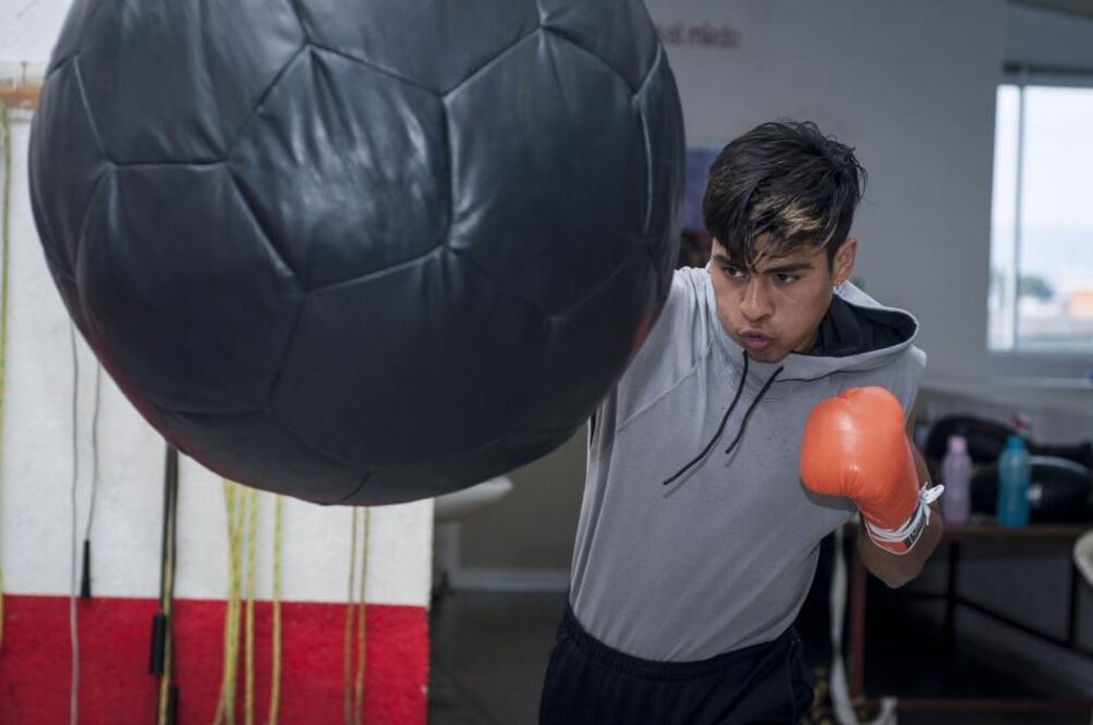 Uriel Pérez Vallejo nació el 6 de octubre de 1995, creció en una familia de tres hermanos. Le dicen "El Bombardero" por ocurrencia de un amigo de su papá.