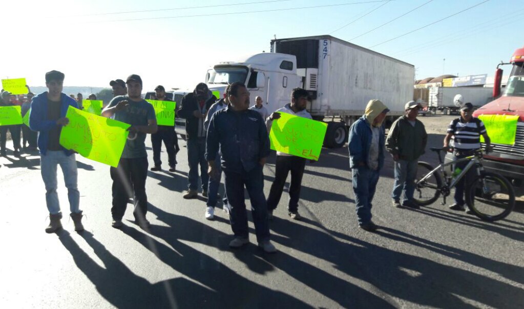 Manifestantes bloquean la carretera a SLP por 'gasolinazo'