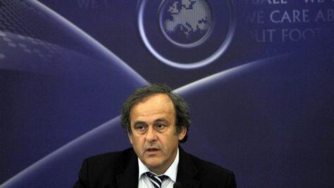 Platini insiste en mundial invernal en 2022