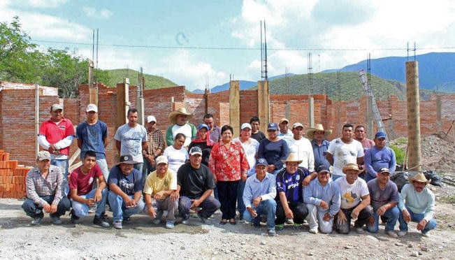 Policías-albañiles | Uniformados levantan su cuartel