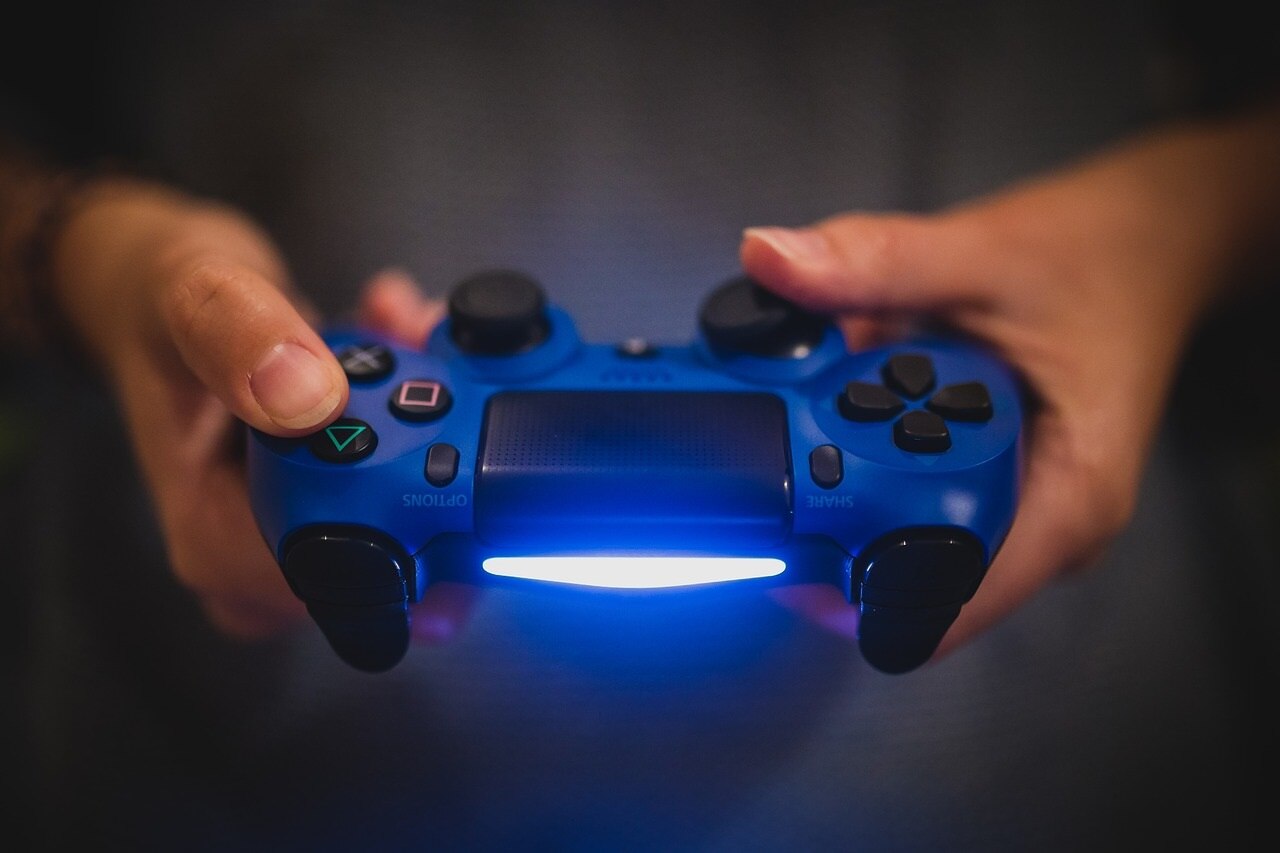 AMLO critica videojuegos por tóxicos; recuerda que los domingos niños veían "Chabelo"