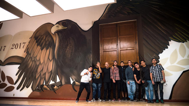 Queretanos pintan Palacio de Minería