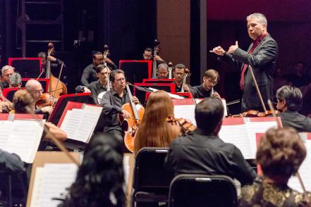 Ludwig Carrasco es nombrado director de la OCBA, en diciembre dejará a la Filarmónica de Querétaro