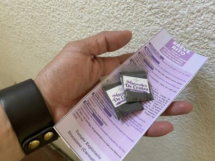 Con manual y en bolsita, así distribuyen la ceniza entre los feligreses 