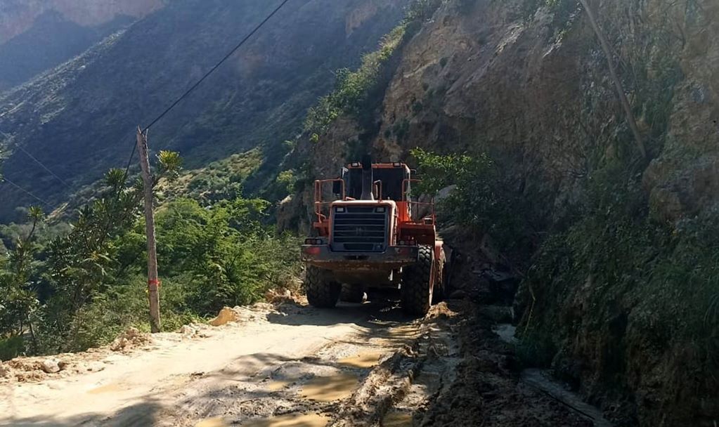 Avanza reparación de red carretera en la Sierra Gorda, afirman
