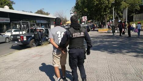 Detienen a sujeto con 32 liciencias falsas