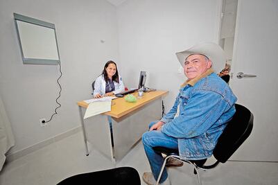 Médicos pueden ejercer al tener título