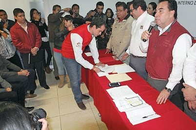 Priístas se registran a diputación federal