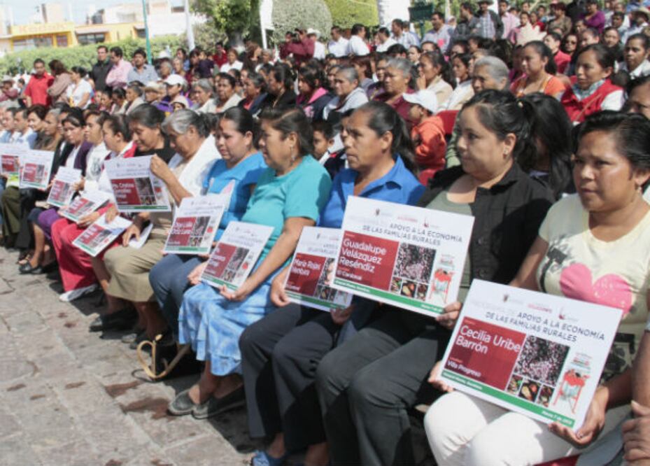 Entregan apoyos en Ezequiel Montes