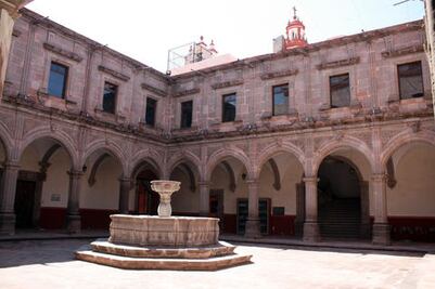 Gestiona UAQ recursos para remodelar inmuebles 