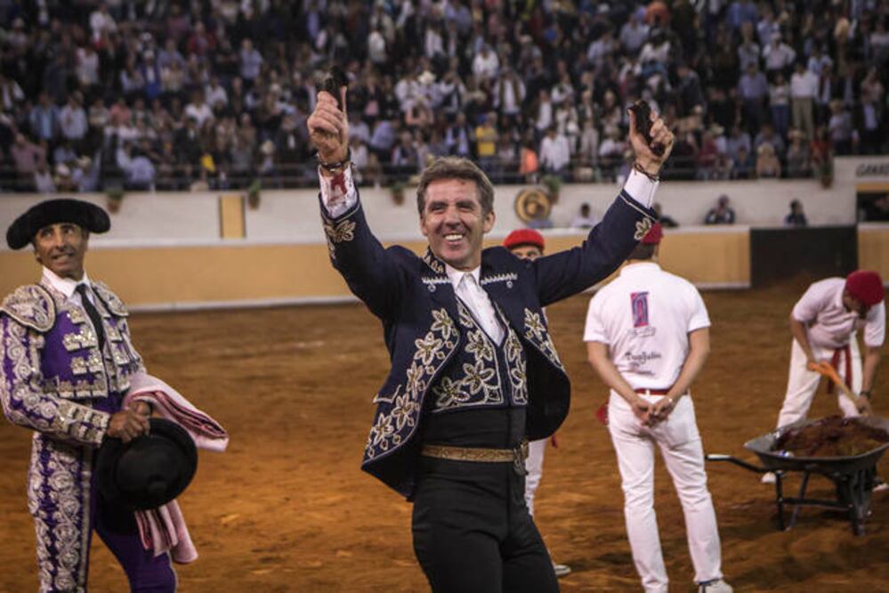 El público ovacionó al rejoneador español que recibió las dos primeras orejas por una faena que le valió su primera vuelta al ruedo. (DEMIAN CHÁVEZ. EL UNIVERSAL)