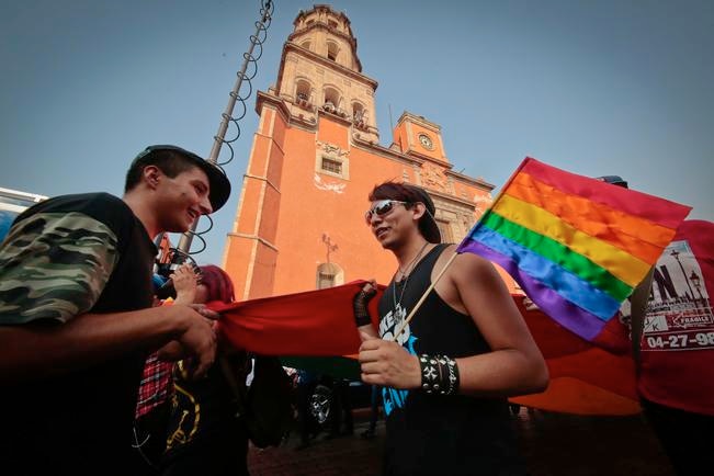 Impulsan Eric Salas y Carmelita Zúñiga bodas gay
