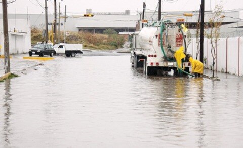 Aguacero ocasiona daños en la capital