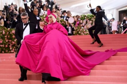 Lady Gaga sorprende en la gala del MET
