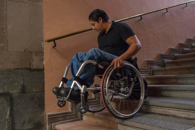 Carlos narra que fue difícil retomar su vida, sin embargo, su mayor motivación fueron sus hijos; el más grande es dentista y la que estaba en el vientre de su esposa cuando sufrió el accidente está a punto de terminar una licenciatura. Foto: DEMIAN CHÁVEZ