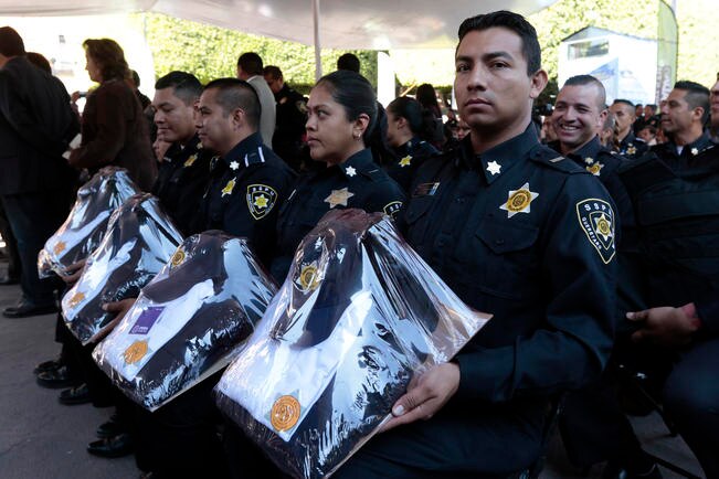Entregan uniformes a policías municipales de Querétaro