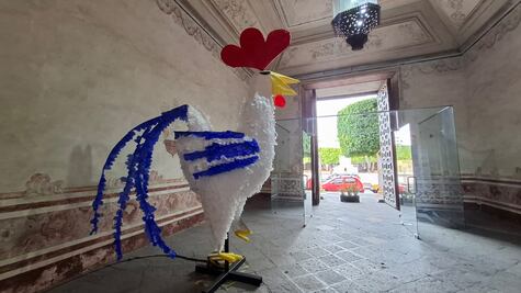 Un gallo monumental sobresale en el CEART