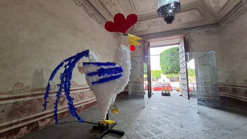 Un gallo monumental sobresale en el CEART