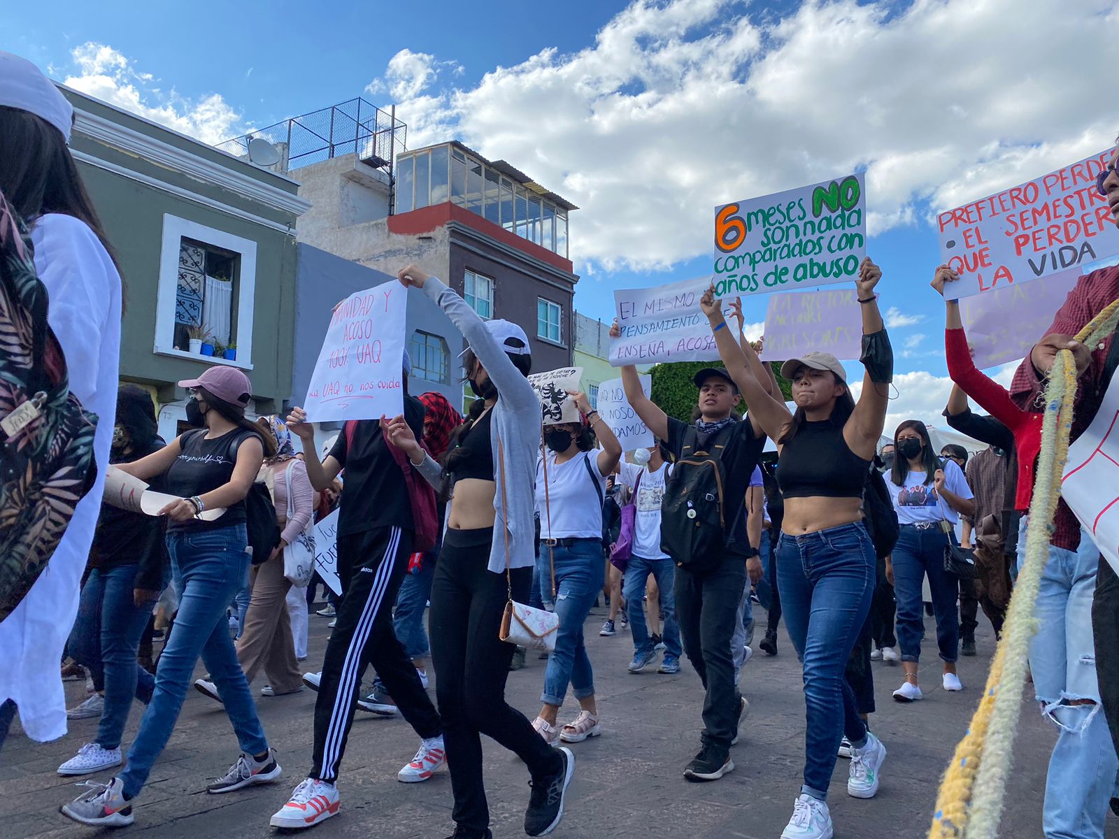 "Seis meses no son nada frente a años de abusos"; protestan estudiantes de la UAQ  