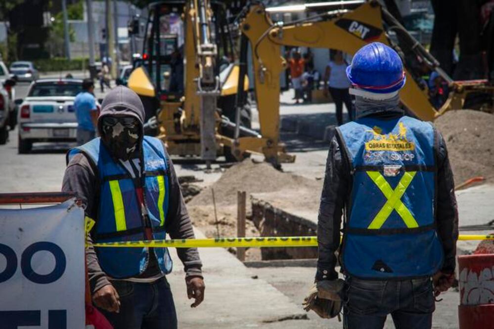 En el lugar, unos trabajadores colocaban la nueva tubería de drenaje, la falta de señalización provocó el incidente (DEMIAN CHÁVEZ. EL UNIVERSAL)