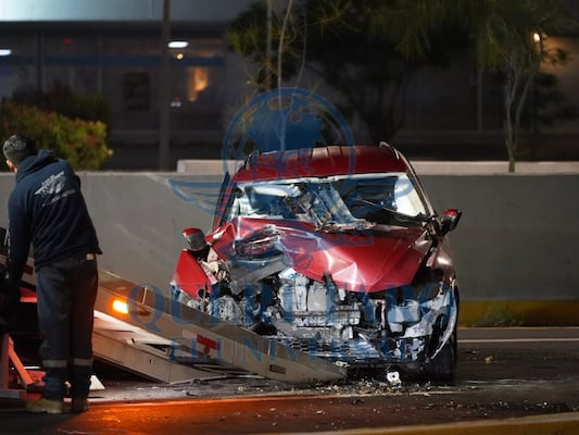 Tres personas resultan lesionadas tras choque de camioneta contra muro de concreto en Paseo 5 de Febrero