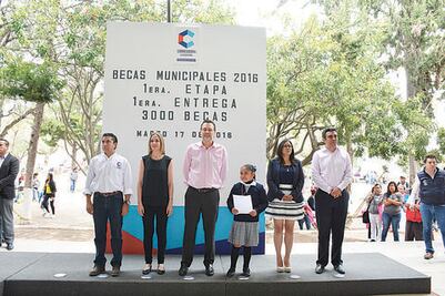 Entregan en Corregidora 3 mil becas a estudiantes     