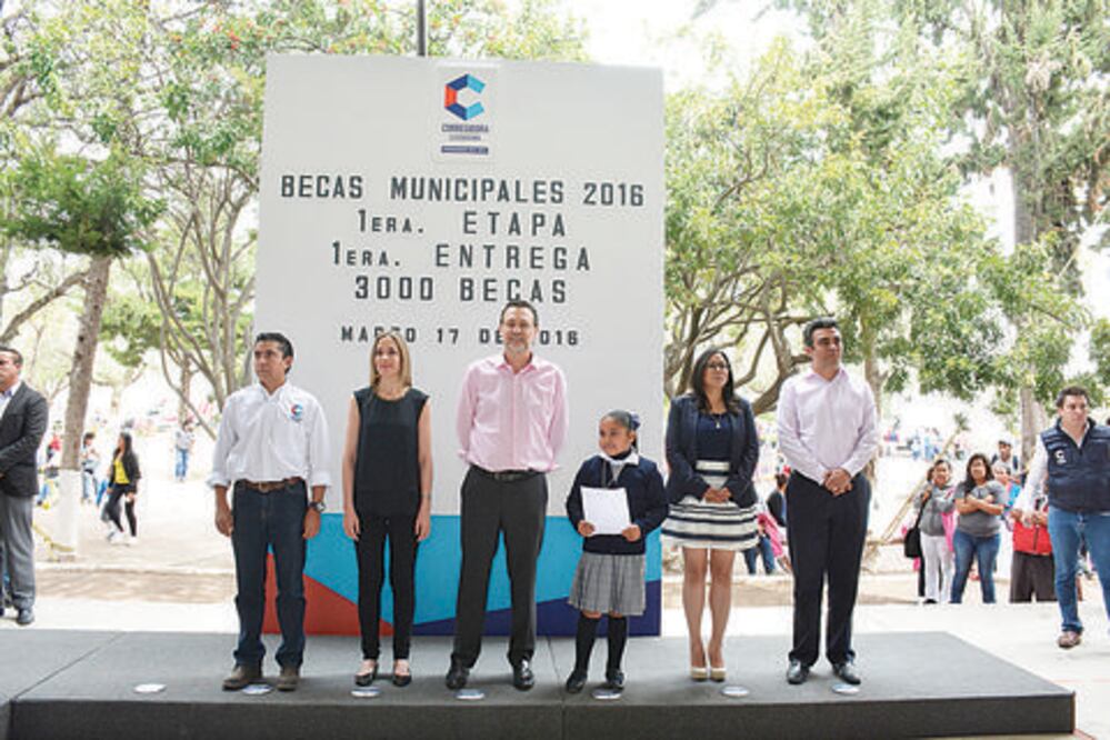 Entregan en Corregidora 3 mil becas a estudiantes