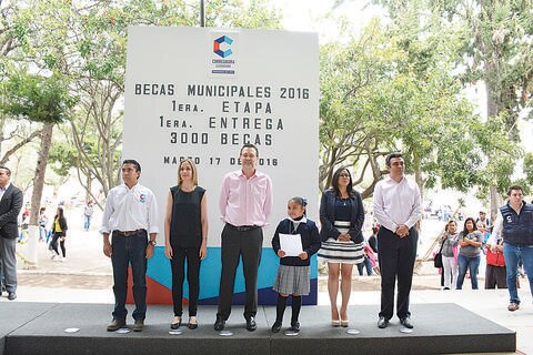 Entregan en Corregidora 3 mil becas a estudiantes