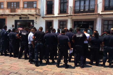 Inician paro 40 policías de Ezequiel Montes