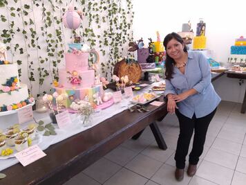 Fabiola, la maestra que enseña a hacer arte con pasteles en Querétaro