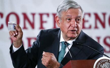 AMLO presume credencial del Inapam