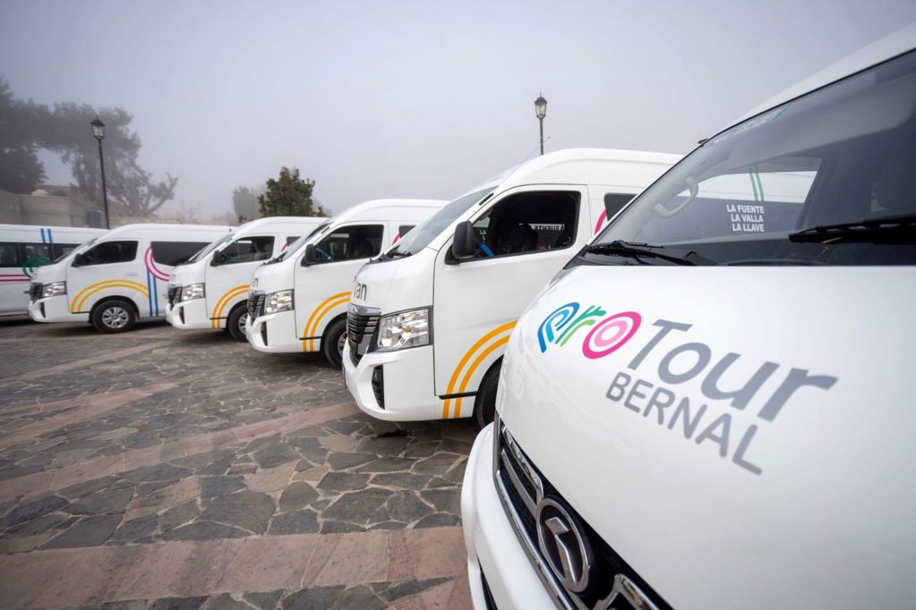 Entregan 10 vehículos para transporte escolar en la Sierra Gorda de Querétaro