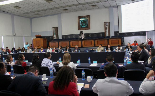 La iniciativa fue elaborada por la docente Rosa Segura, bajo el argumento de sería discriminación no permitir el voto de trabajadores administrativos (OBTURE PRESS)