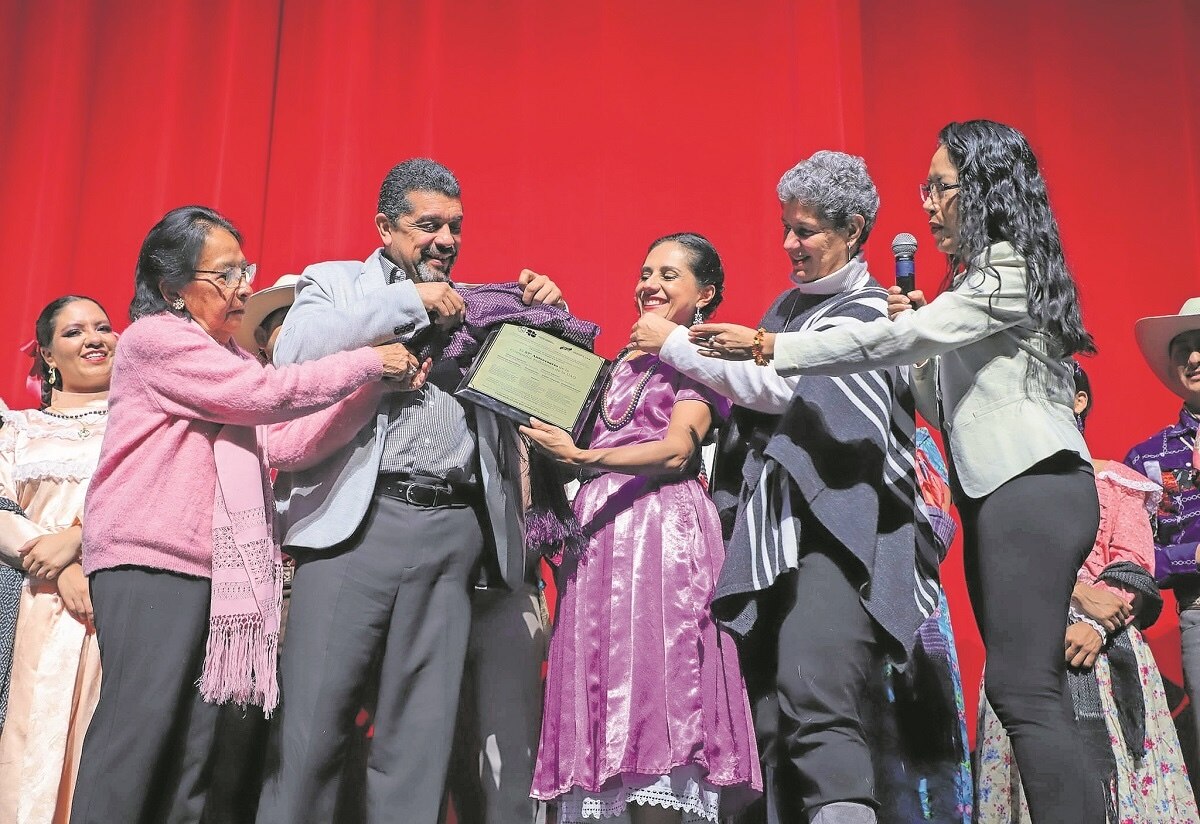 Reconocen labor de la Compañía Folklórica de la UAQ