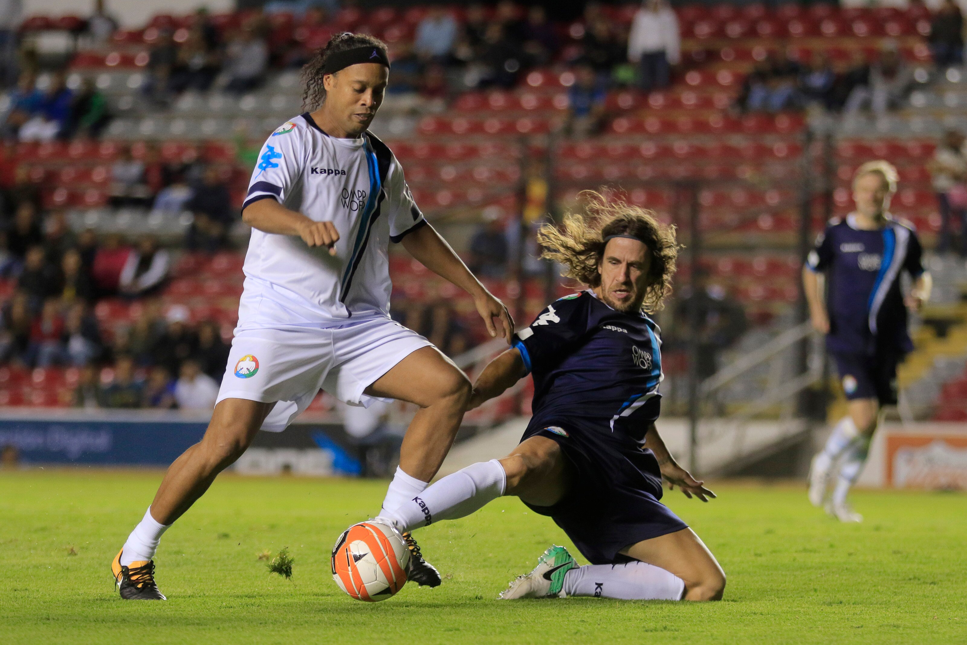 Ex jugadores de futbol vuelven a brillar por la paz