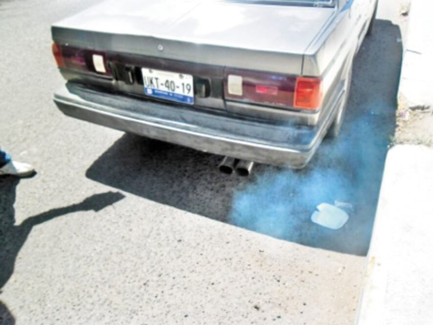 Multan a vehículos contaminantes