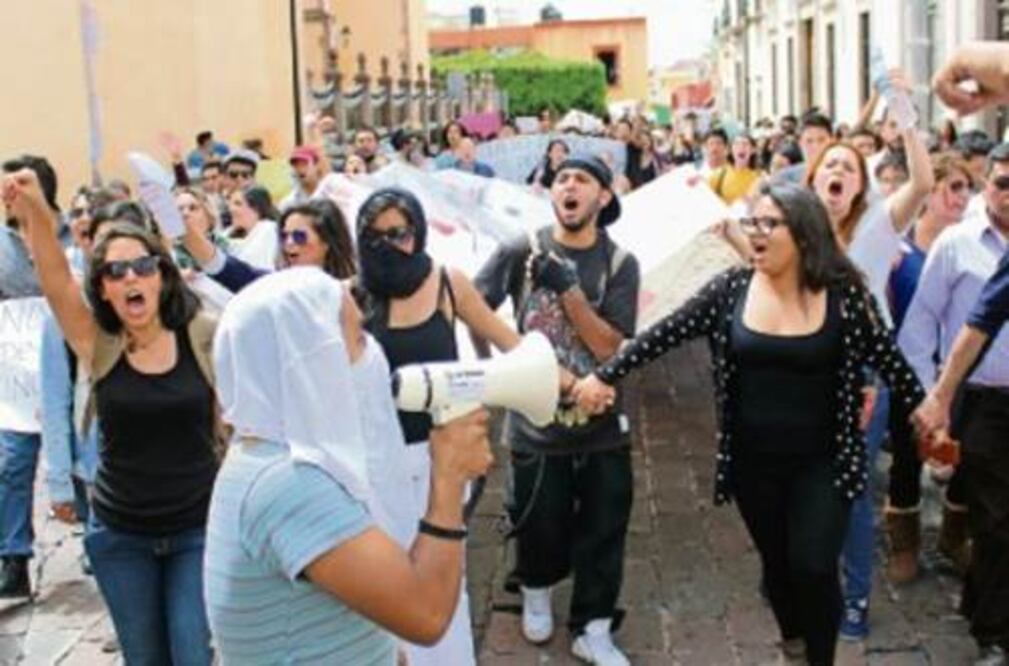 Marchan por Ayotzinapa