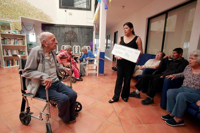 Cuidadores. Alientan a adultos mayores en tiempos de la pandemia