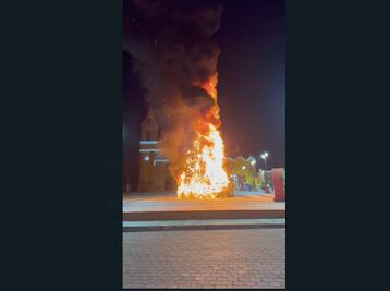 Video. Se quemó el árbol de navidad, en Cadereyta