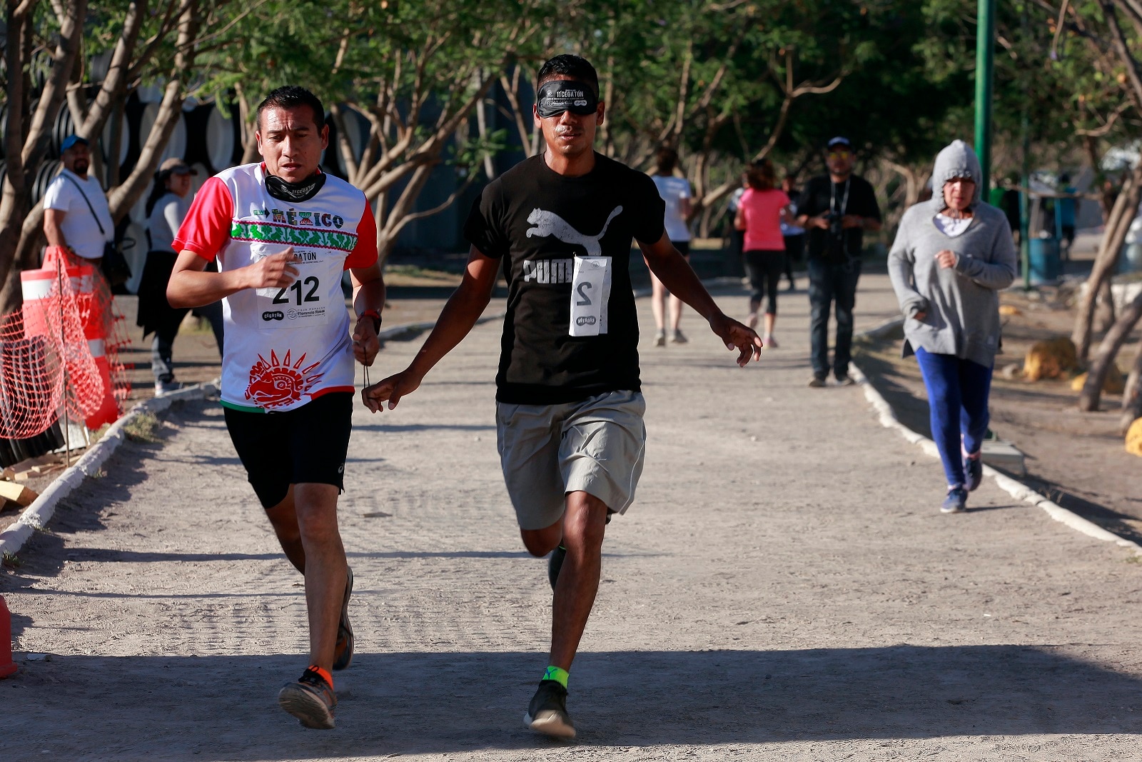 Los participantes corrieron dos kilómetros en parejas, uno de ellos realizó el recorrido con los ojos vendados, mientras el otro fungió como guía, el objetivo es conocer los obstáculos que enfrentan las personas ciegas