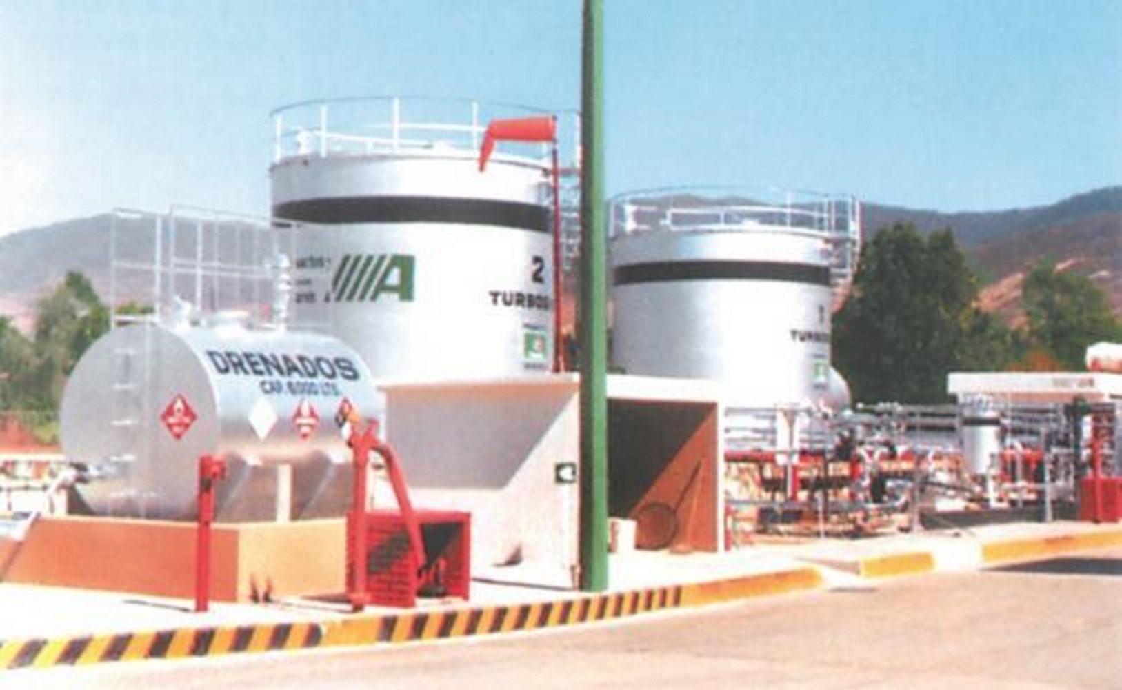 Cofece pide eliminar exclusividad en la venta de combustibles en aeropuertos