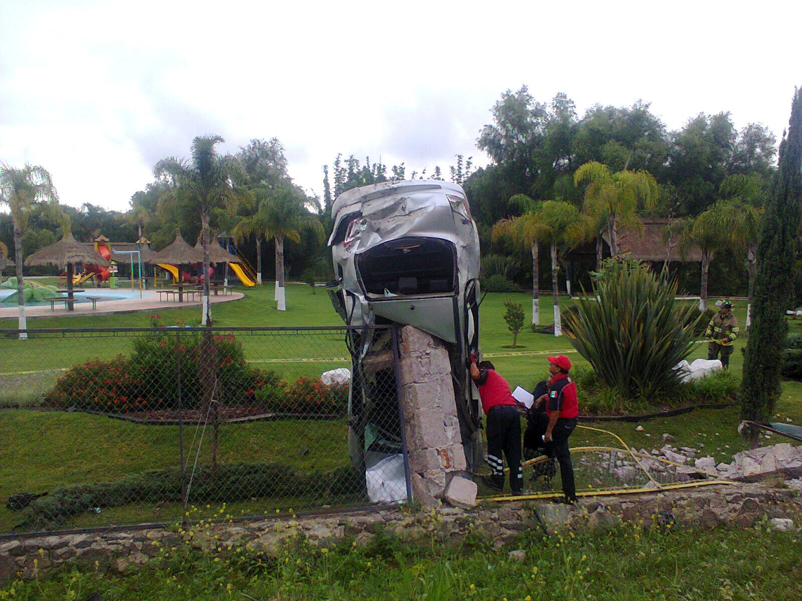 Vuelca auto; hay dos lesionados