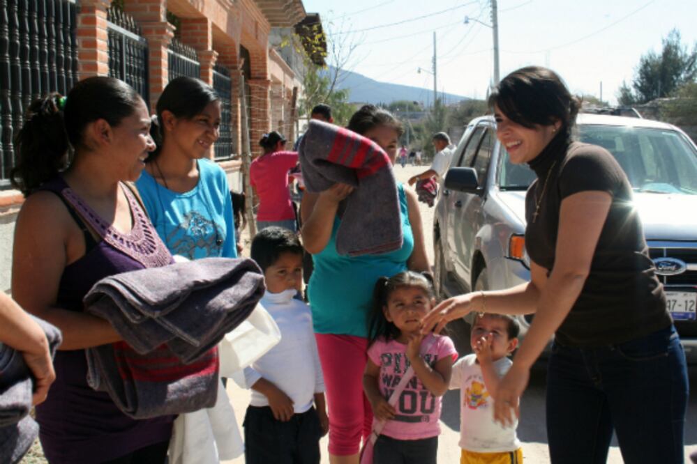 Reparten cobijas en Tequisquiapan
